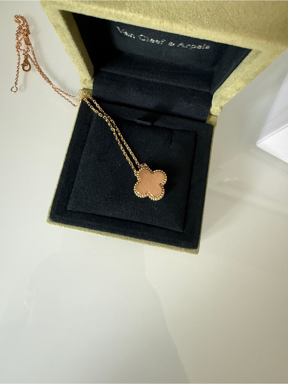VAN CLEEF & ARPELS HOLIDAY 2023 OBSIDIAN VINTAGE ALHAMBRA PENDANT NECKLACE - Picture 5 of 6